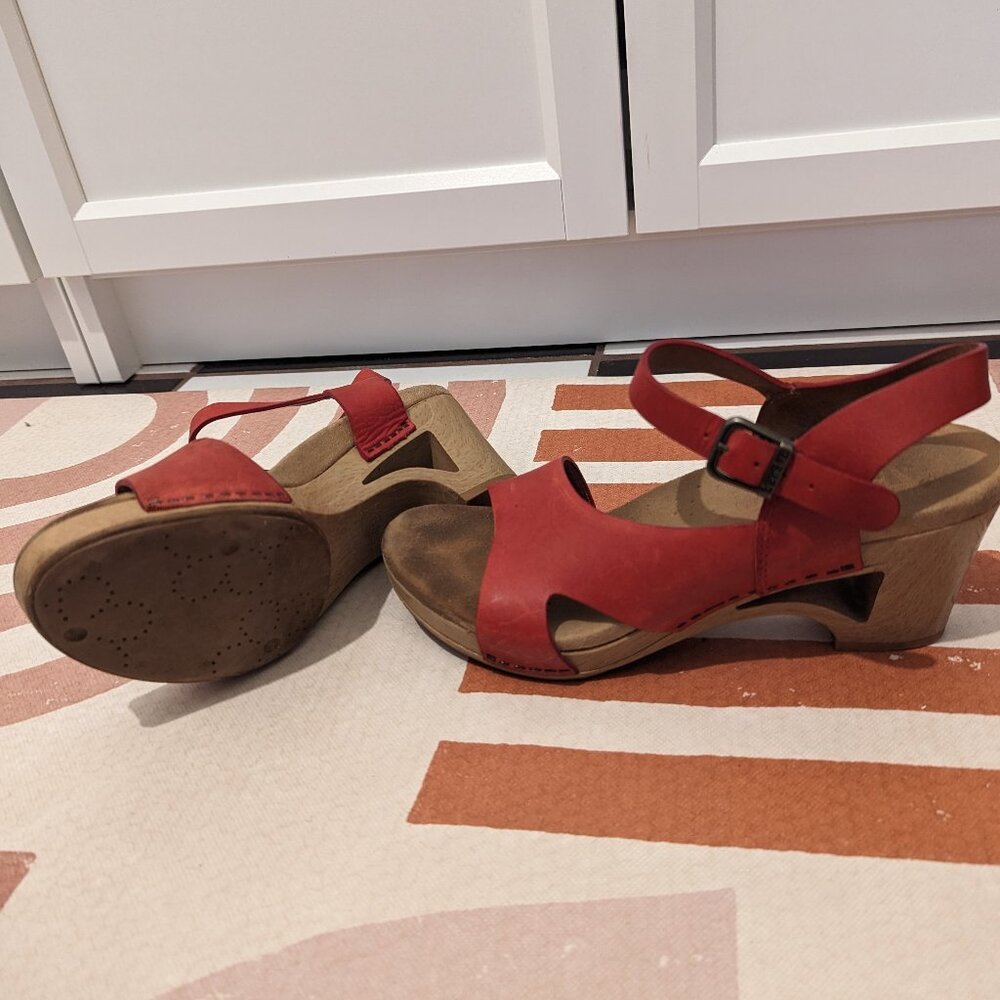 Dansko Womens Red Leather Wood Heel Sandal EU 38 US 7.5 Sling Back Open Toe Shoe